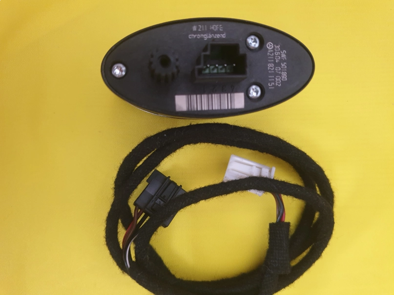 resimler/genel/Mercedes w211 e200 bagaj açma butonu orjinal ÇIKMA a2118211151